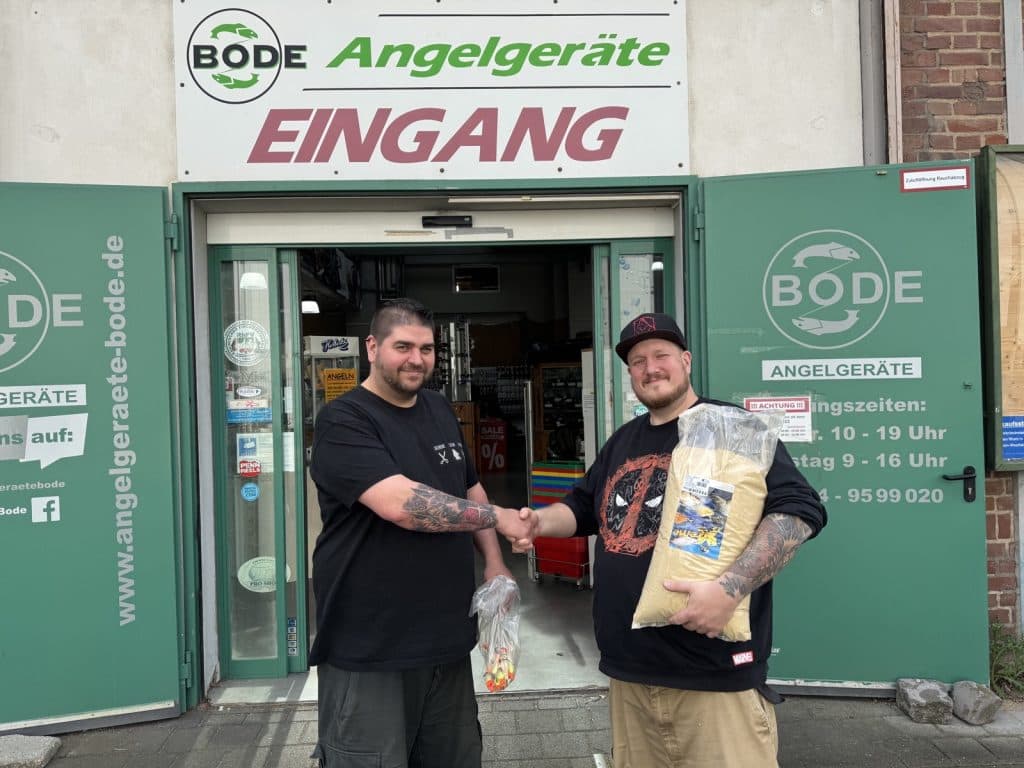 Spendenübergabe von Angelgeräte Bode an den Jugendwart